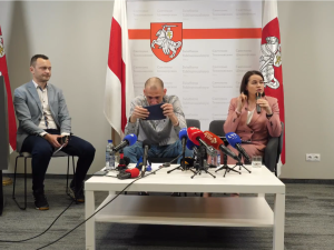 Tak wyglądała konferencja Siarhieja Cichanouskiego po uwolnieniu przez Łukaszenkę