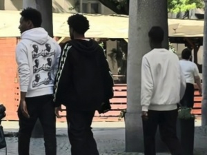 Stoją przed szkołą. Mieszkańcy Zielonej Góry zaniepokojeni napływem imigrantów