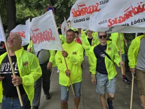 Zwolnienia grupowe w Aquinos Bedding Poland. Solidarność pikietowała pod portugalską ambasadą