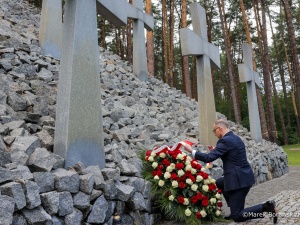 Ukraina: Andrzej Duda złożył hołd ofiarom zbrodni katyńskiej w Bykowni pod Kijowem