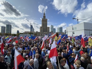 Kraj nieszczęśliwych radykałów. Staniszewski: Polska dzieli się na dwie części