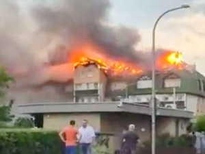 Ogromny pożar bloku mieszkalnego w Ząbkach