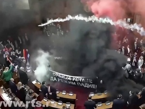 Potężna rozróba w serbskim parlamencie. Granaty dymne, jedna z posłów w stanie krytycznym