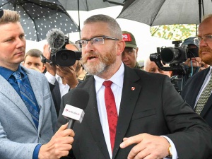 Braun stwierdził, że Auschwitz z komorami gazowymi to fejk. Burza w sieci