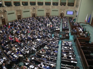 Najnowszy sondaż parlamentarny. PiS i KO łeb w łeb