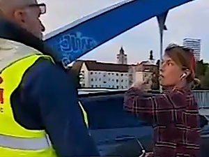 Agresywna Niemka zaatakowała wolontariusza Ruchu Obrony Granic na moście w Słubicach. Jest nagranie