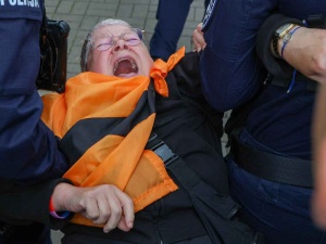 Protest Stop imigracji w Warszawie. Babcia Kasia wyprowadzona przez policję