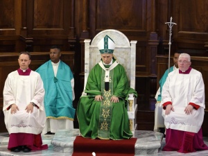 Papież: daj przestrzeń ciszy, słuchaniu Ojca, który mówi i ‘widzi w ukryciu’ 