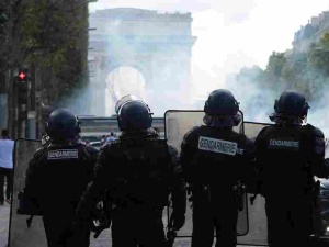 Godzina policyjna po serii strzelanin we Francji