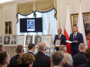 Kolejne ofiary totalitaryzmów z bezimiennych grobów zidentyfikowane. Karol Nawrocki wręczył rodzinom noty 