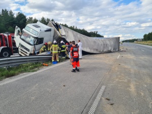 Dramatyczny wypadek na A1. Ciężarówka przewróciła się na auto z dzieckiem