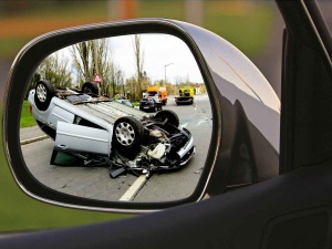 Tragedia na S7. Osobowe auto z rodziną wjechało w parkującą ciężarówkę