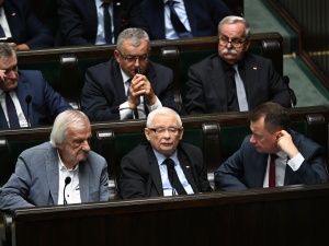 Najnowszy sondaż: PiS na czele, spadek KO, potężny wzrost Konfederacji