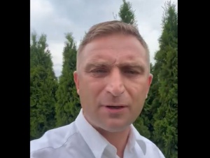Komornik zajął konto Roberta Bąkiewicza. Chodzi o świadczenie na rzecz Babci Kasi
