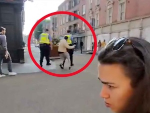 Atak nożownika w centrum Dublina. Ujawniono nagranie