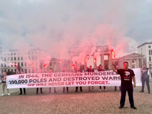 „Nigdy nie pozwolimy im zapomnieć”. Mentzen upamiętnił Powstańców pod Bramą Brandenburską