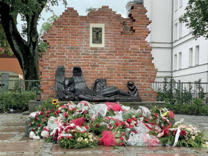 Kawałek muru, krzyż, napis. Historia Pomnika Powstańców Warszawskich w Słupsku