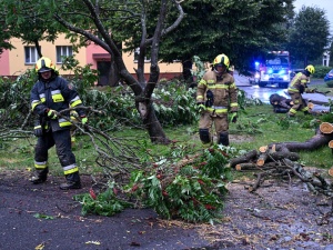 Burze, grad i wiatr do 75 km/h. IMGW ostrzega