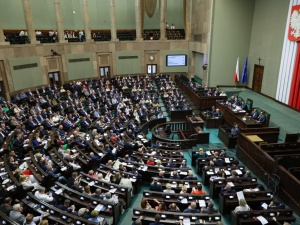 PiS na prowadzeniu, koalicja traci większość. Najnowszy sondaż parlamentarny