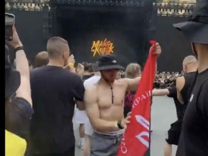 Machał banderowską flagą podczas koncertu Korża w Warszawie. Teraz przeprasza