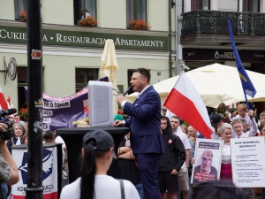 Sojusz z PiS? Konfederacja chce być piękną panną na wydaniu