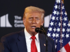 Politico: Trump powiedział, że USA mogą udzielić Ukrainie gwarancji bezpieczeństwa