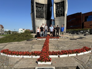 Krzyż z kwiatów na gdańskim placu Solidarności. Fundacja Promocji Solidarności: ''Chcemy kontynuować to dzieło''