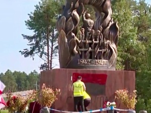 Banderowskie symbole na pomniku Ofiar Rzezi Wołyńskiej. Zatrzymano 17-letniego Ukraińca