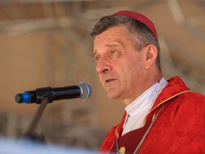 Miłość silniejsza niż nienawiść. Bp Pindel w Auschwitz o św. Maksymilianie Kolbe