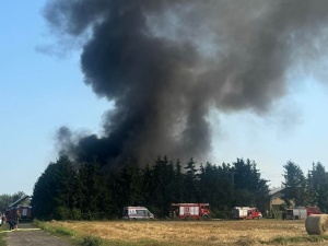 Płonie hala koło Ciechocinka. Pożar zagraża całej okolicy