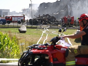 Ogromny pożar w Kawlach. Strażak wpadł do wnętrza gaszonej hali