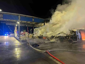 Tragedia na autostradzie A2. Ciężarówka w ogniu na bramkach
