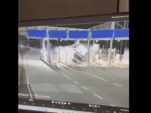 Ciężarówka w płomieniach na bramce A2. Wstrząsające nagranie z wypadku