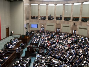 PiS na czele, KO z potężnym spadkiem, Konfederacja rośnie. Zobacz najnowszy sondaż