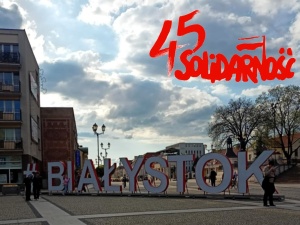 Złośliwości czynione przez upolitycznione władze. Miasto nie zgodziło się na wystawę o Solidarności przed Archikatedrą w Białymstoku