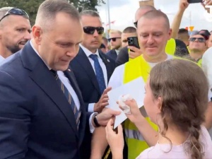 Prezydent nie przeszedł obojętnie wobec łez młodej damy na obchodach 45-lecia NSZZ Solidarność