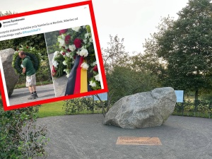 Skandal w Berlinie. Wieniec od niemieckiego rządu dla Polski złożony przez mężczyznę w adidasach