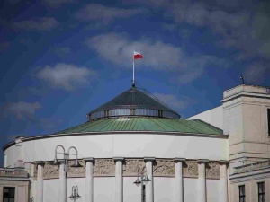 Jest nowy sondaż. Z Sejmu wypada dwóch rządowych koalicjantów