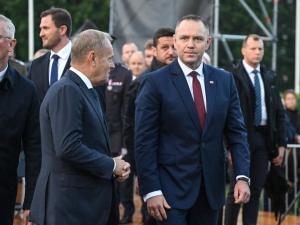 Polacy murem za prezydentem. To on, a nie Tusk ma reprezentować Polskę w USA [Sondaż]