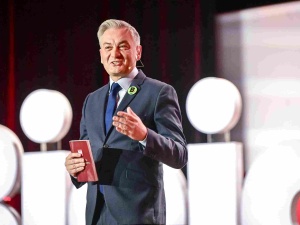 Biedroń przeprasza za skandaliczny wpis i wskazuje winnego 