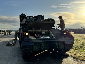 Do Polski zmierza ponad sto amerykańskich Bradleyów