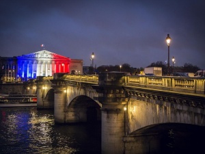 Przedterminowe wybory we Francji wygrałaby prawica