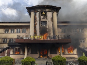 Krwawe protesty w Nepalu. Są ofiary śmiertelne, podpalono parlament, premier rezygnuje