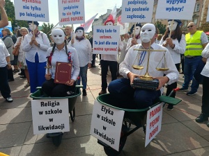 „Stop likwidacji polskiej edukacji”. Taczka dla Nowackiej