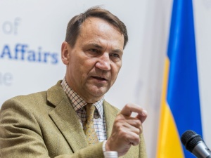 Sikorski: NATO powinno zestrzeliwać drony i rakiety nad Ukrainą