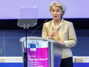 Potężny spadek zaufania Polaków do Unii Europejskiej [SONDAŻ]