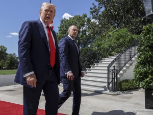 Donald Trump napisał list do Karola Nawrockiego. Przesyłka miała utknąć w Ambasadzie RP