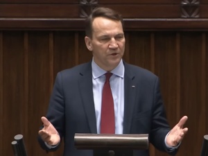 Polacy ocenili pomysł Sikorskiego ze strącaniem dronów nad Ukrainą. Zaskakujące wyniki sondażu