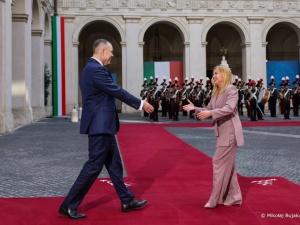 Meloni zakochana w Nawrockim, Salvini flirtuje z Rosjanami