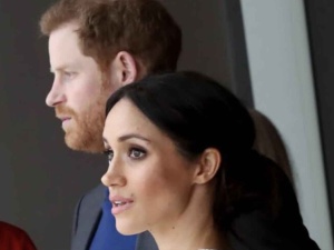 Burza w Pałacu Buckingham. Książę Harry wyraźnie zakłopotany